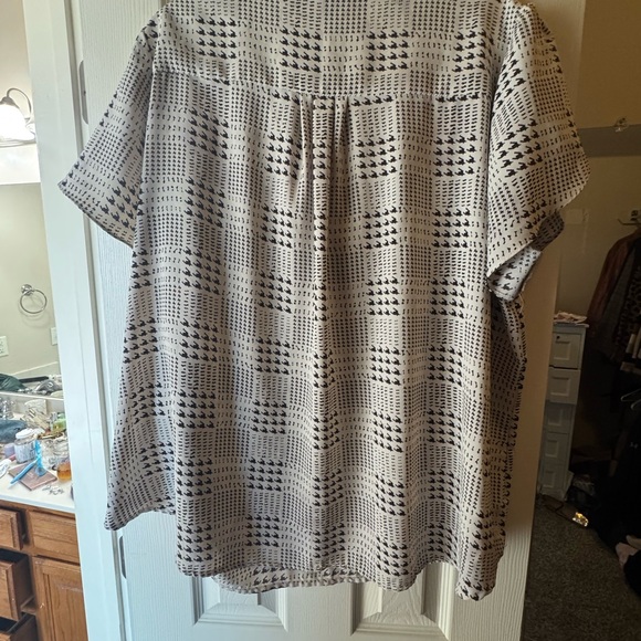 Black and White Patterned Top with Madarin Collar - Picture 2 of 4